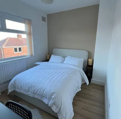 Whole House Modern Two Bedroom In Newcastle - Free Parking