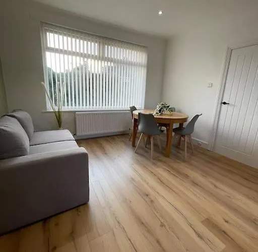 Whole House Modern Two Bedroom In Newcastle - Free Parking