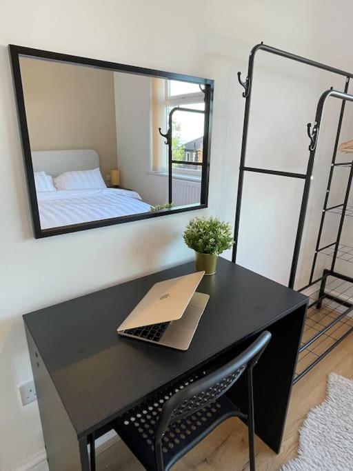Apartment Whole House Modern Two Bedroom In - Free Parking *