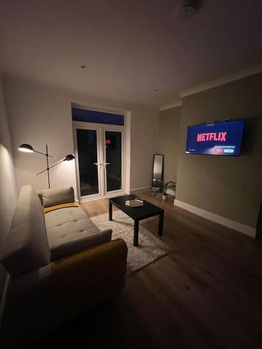 Whole House Modern Two Bedroom In - Free Parking
