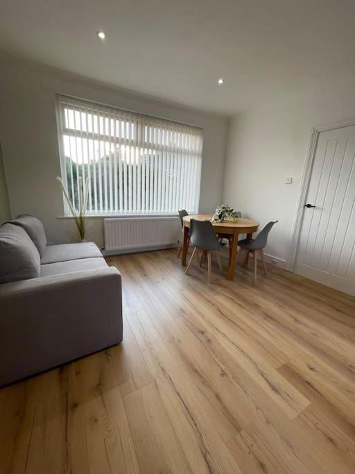Whole House Modern Two Bedroom In - Free Parking *