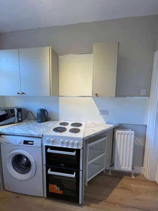 Whole House Modern Two Bedroom In - Free Parking Apartment *