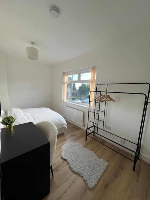 Apartment Whole House Modern Two Bedroom In - Free Parking *