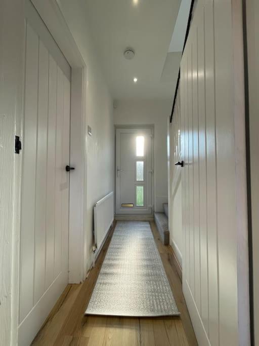 Whole House Modern Two Bedroom In - Free Parking *