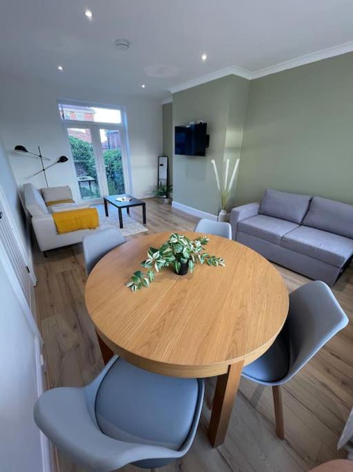 Whole House Modern Two Bedroom In - Free Parking *