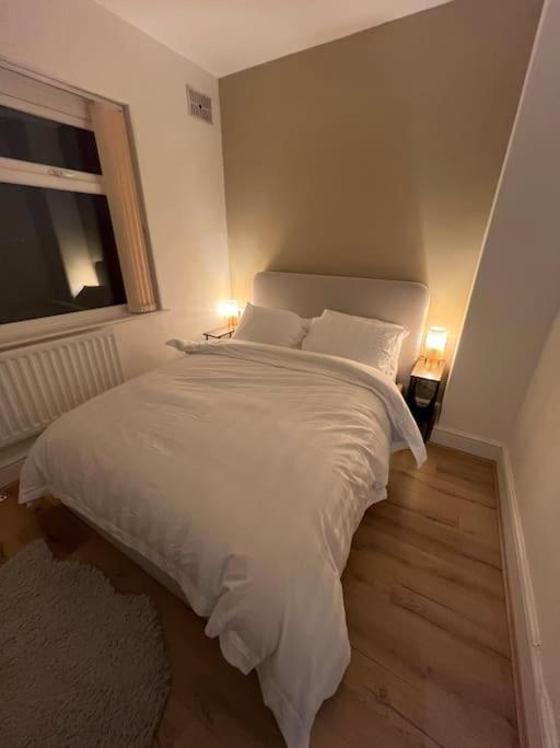 Apartment Whole House Modern Two Bedroom In - Free Parking