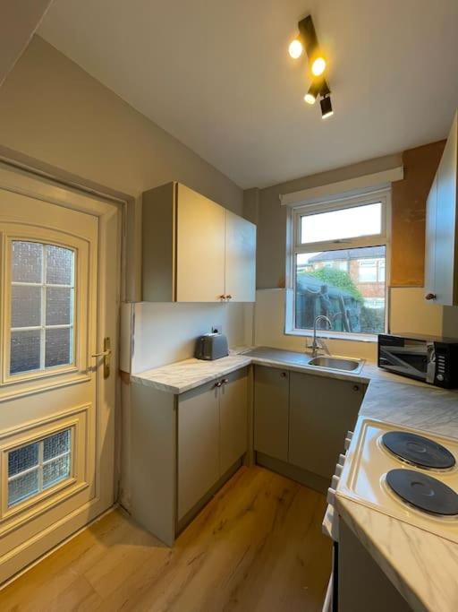 Whole House Modern Two Bedroom In - Free Parking *