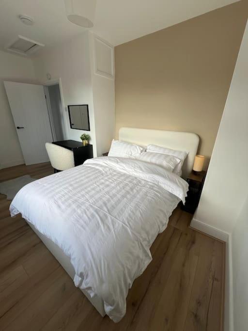 Whole House Modern Two Bedroom In - Free Parking Apartment