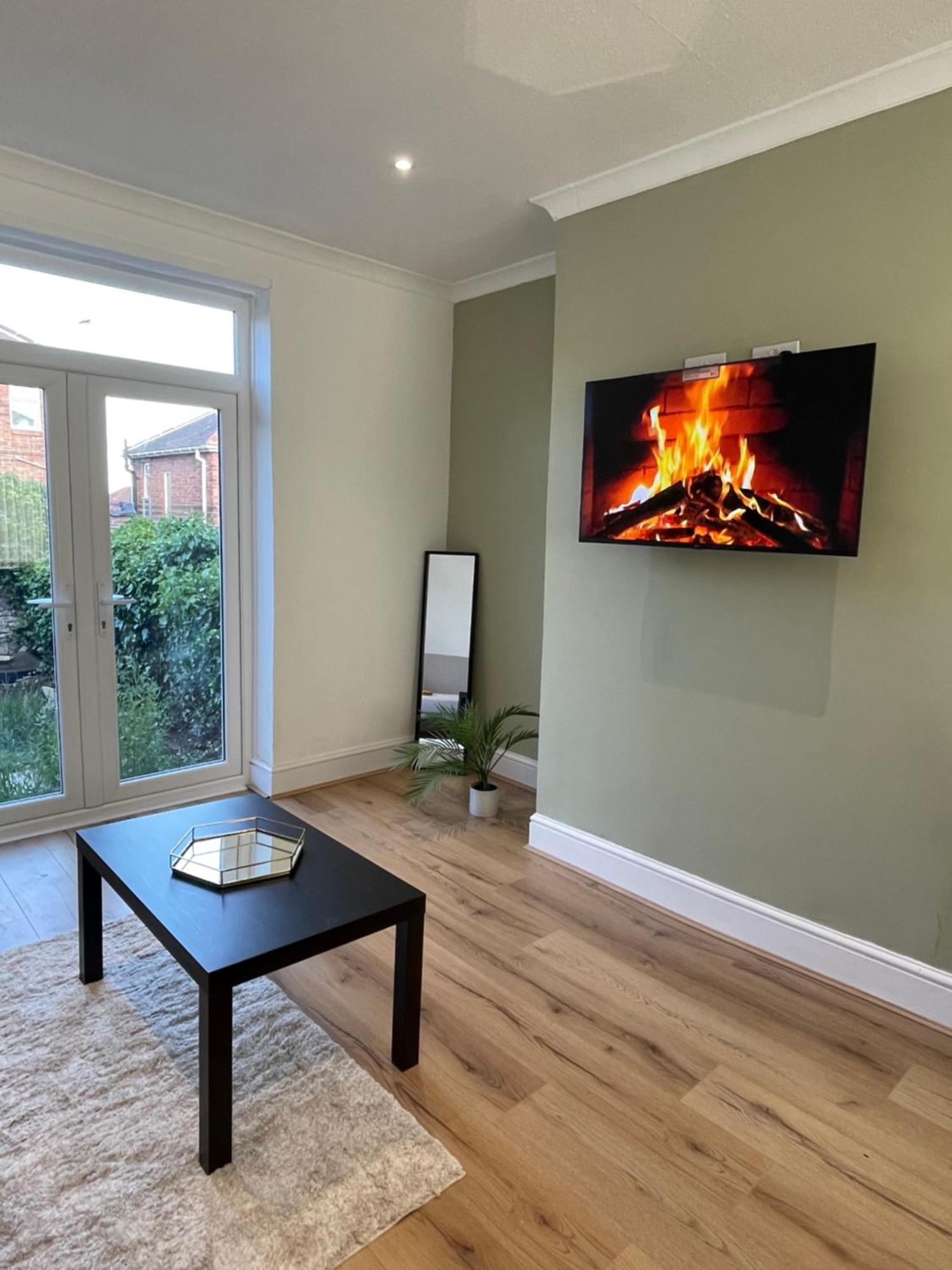 Whole House Modern Two Bedroom In - Free Parking *